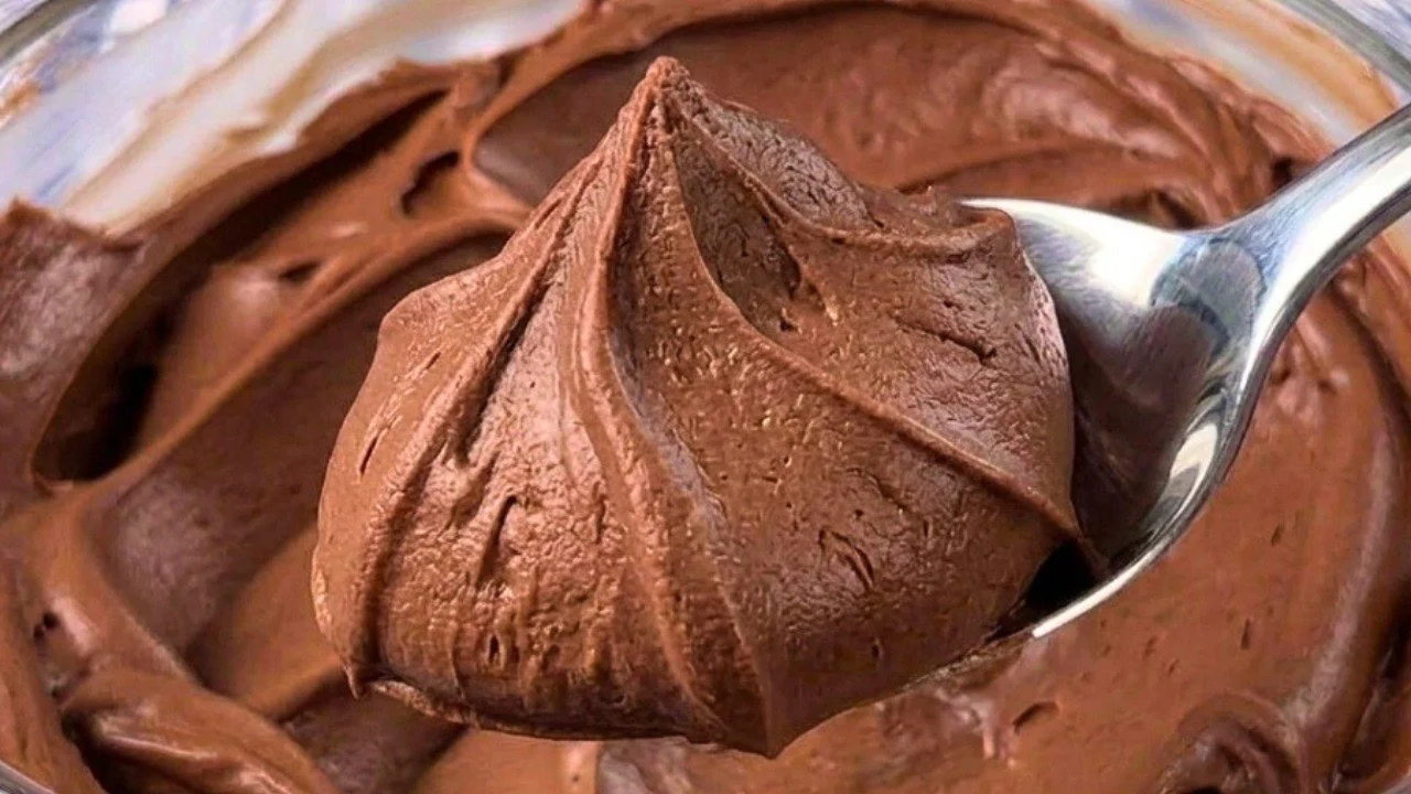 Delicious homemade chocolate paste made from apples, healthier than Nutella.